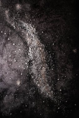 Dış uzay konsepti. Samanyolu şeklinde taştan bir arka planda tuzdan yapılmış bir galaksinin yaşamı.