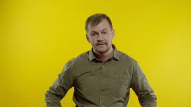 Heyecanlı adam yazıtlarda yüzde 70 'e yakın indirim, iyi indirimler, düşük fiyatlar gösteriyor.