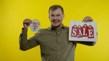Adam indirimli kelime ve indirimli reklam yazısı gösteriyor. Kara Cuma konsepti