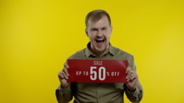 Yazıtlarda yüzde 50 'ye varan indirim işaretleri, iyi indirimler, düşük fiyatlar gösteren adam.