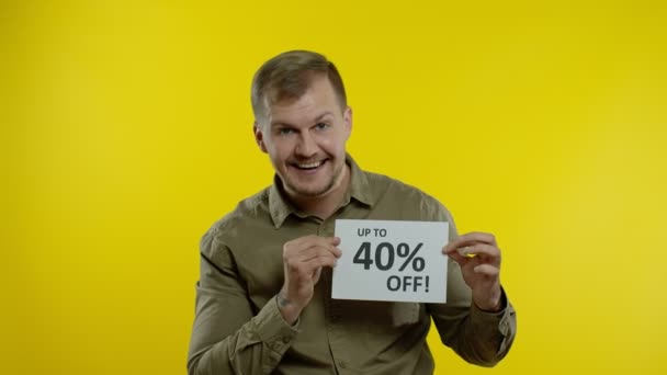 Aantrekkelijke man tonen tot 40 procent Off inscripties tekenen, verheugen zich op goede kortingen, lage prijzen — Stockvideo