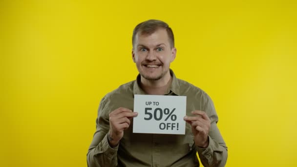 Усміхнений чоловік, який показує 50 відсотків від знаків написів, радіючи хорошим знижкам, низьким цінам — стокове відео