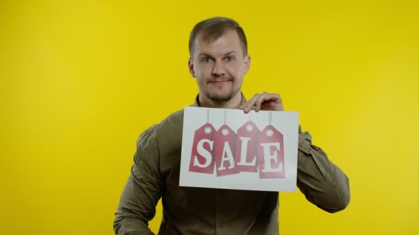 Muž zobrazující prodejní slovo a slevy procentuální reklamní nápis. Koncept Černého pátku — Stock video