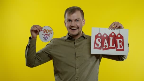 Mężczyzna pokazuje słowa sprzedaży i rabaty procentowy napis reklamowy. Koncepcja Black Friday — Wideo stockowe