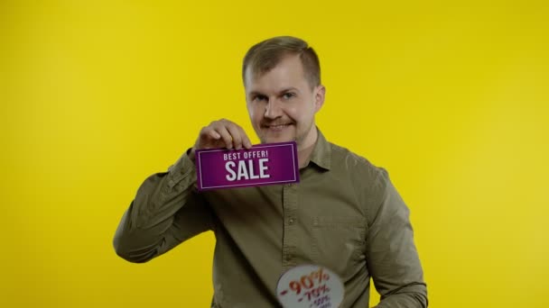 Man som visar bästa erbjudande Försäljning och rabatter procentsats annons inskription. Black Friday koncept — Stockvideo