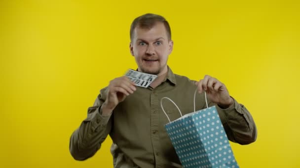 Hombre mostrando la inscripción del Viernes Negro de la bolsa de la compra, sonriendo, regocijo descuento, precios bajos — Vídeo de stock