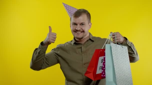 Άντρας αύξηση τσάντες ψώνια, χορός, γιορτάζει, απολαμβάνοντας εκπτώσεις στις διακοπές Black Friday πώληση — Αρχείο Βίντεο