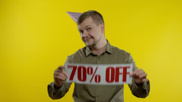Homme joyeux montrant le mot de vente et montrant jusqu'à 70 pour cent hors inscription. Concept Black Friday — Video