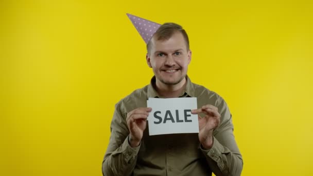 Aantrekkelijke man met Sale woord en Black Friday tekst inscripties. Vakantie kortingen, lage prijzen — Stockvideo