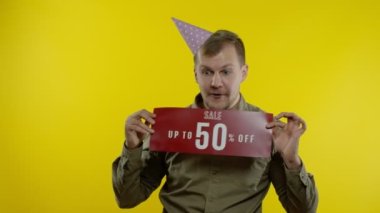 Happy mağaza müşterisi. Yazıtlarda% 50 'ye yakın indirim yapan bir adam. Kara Cuma konsepti