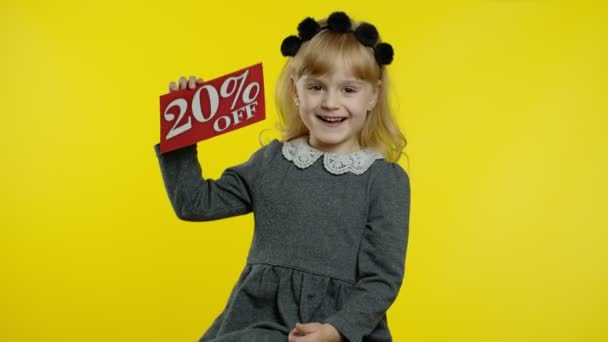 Παιδί κορίτσι δείχνει 20 τοις εκατό Off επιγραφή υπογράψει, χαρά εκπτώσεις για online πωλήσεις ψώνια — Αρχείο Βίντεο