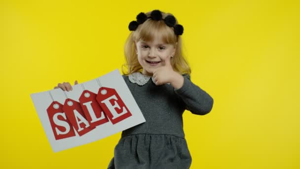Store rabatter til førskolebørn. Barn pige viser salg ord inskription banner. Sort fredag – Stock-video