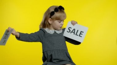 Çocuk indirimli ve yüzde 70 indirimli reklam pankartları gösteriyor. Kara Cuma konsepti