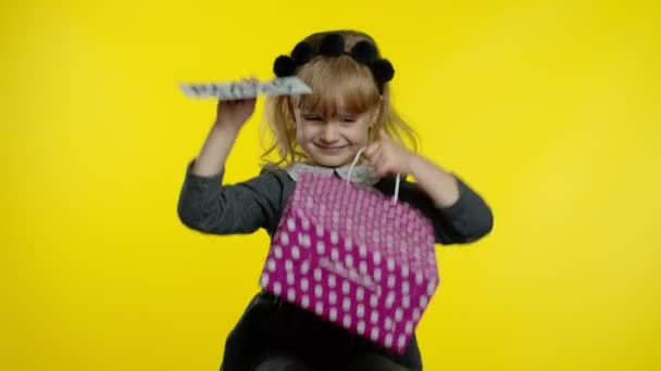 Ребенок девочка с сумками с надписью Черная пятница, удовлетворены низкими ценами скидки — стоковое видео