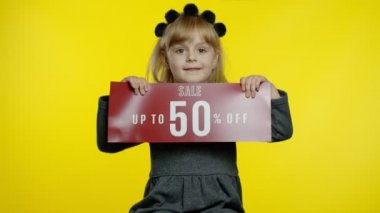 İndirimli satışlarda yüzde 50 'ye yakın indirim ve reklam indirimleri gösteren bir kız çocuğu. Kara Cuma