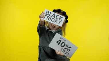 Kara Cuma ve% 40 'a varan indirimli reklam metinleri gösteren çocuk kız çocuğu