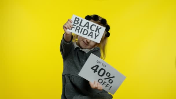 Criança menina mostrando Black Fridayand Até 40 por cento Off inscrições de anúncio de desconto texto — Vídeo de Stock