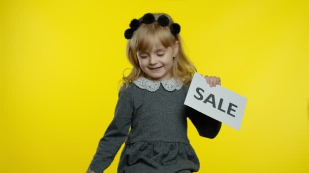 Dziewczyna pokazuje sprzedaż i do 30 Procent off banery reklamowe zniżki. Koncepcja Black Friday — Wideo stockowe