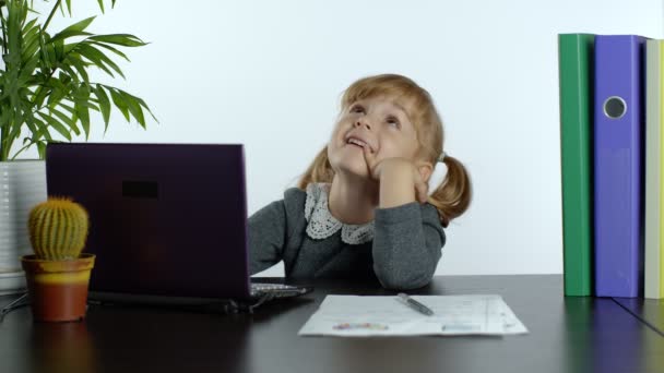 Zurück in die Schule, Online-Lernen für Kinder, Fernunterricht, Bildung zu Hause. Kind macht Hausaufgaben — Stockvideo