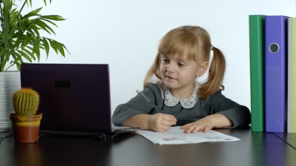 Aprendizaje en línea, educación a distancia, lección en casa. Chica haciendo programa de la escuela en línea en el ordenador — Vídeos de Stock