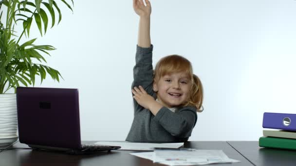 Zurück in die Schule, Online-Lernen für Kinder, Fernunterricht, Bildung zu Hause. Kind macht Hausaufgaben — Stockvideo