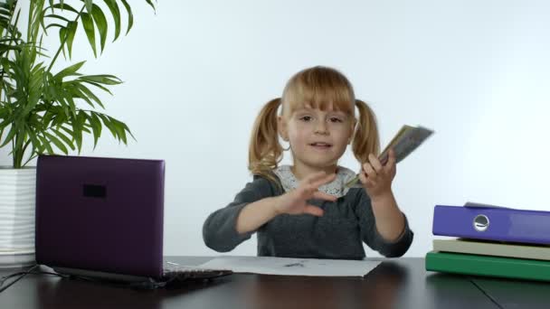 Enfant fille disperse des dollars. Répartissez l'argent. Bébé patron enfant disperser et jeter de l'argent — Video