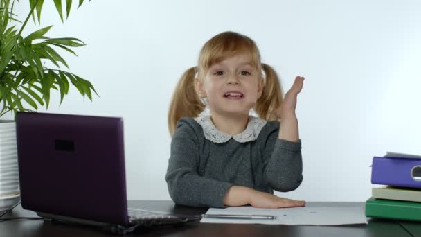 Онлайн-обучение, дистанционное обучение, урок на дому. Девочка делает школьную программу онлайн на компьютере — стоковое видео