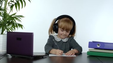Okula geri dönmek, çocuklar için online öğrenme, uzaklık dersi, evde eğitim. Ödev yapan çocuk