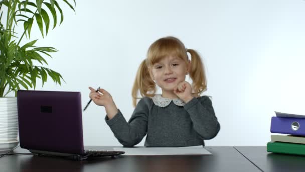 Enfant préscolaire fille distance apprentissage en ligne à la maison. Enfant étudiant à l'aide d'un ordinateur portable numérique — Video