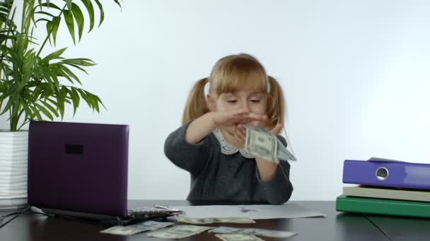 Genç kız patronun çok parası var, kazanmaktan zevk alıyor ve para yağdırıyor. — Stok video