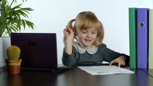 Zurück in die Schule, Online-Lernen, Fernunterricht, Bildung zu Hause, Technologie für Schulmädchen — Stockvideo