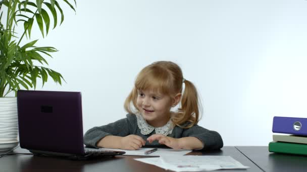 Zurück in die Schule, Online-Lernen für Kinder, Fernunterricht, Bildung zu Hause. Kind macht Hausaufgaben — Stockvideo