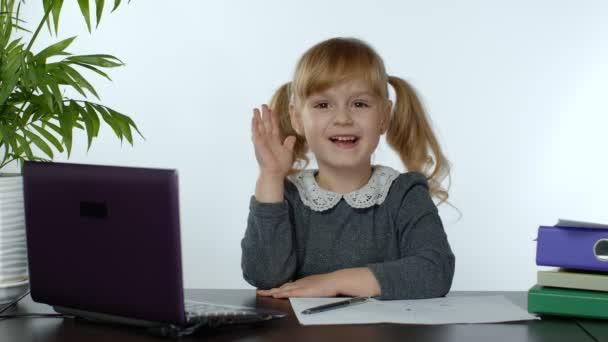 Zurück in die Schule, Online-Lernen für Kinder, Fernunterricht, Bildung zu Hause. Kind macht Hausaufgaben — Stockvideo