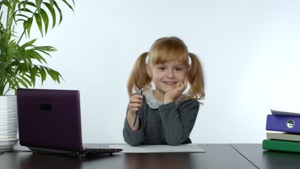 Zurück in die Schule, Online-Lernen, Fernunterricht, Bildung zu Hause, Technologie für Schulmädchen — Stockvideo