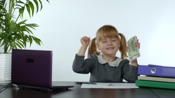 Child girl scatters dollars. Spread the cash. Baby boss kid scattering and throwing money — Stock Video