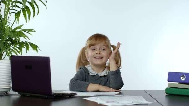 Online leren, afstandsonderwijs, les thuis. Meisje doet school programma online op de computer — Stockvideo