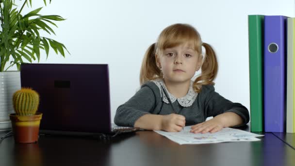 Przedszkola dziewczynka odległość online uczenia się w domu. Dzieciak studiuje za pomocą komputera cyfrowego laptopa — Wideo stockowe