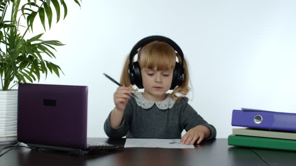 Online-Lernen, Fernunterricht, Unterricht zu Hause. Mädchen macht Schulprogramm online am Computer — Stockvideo