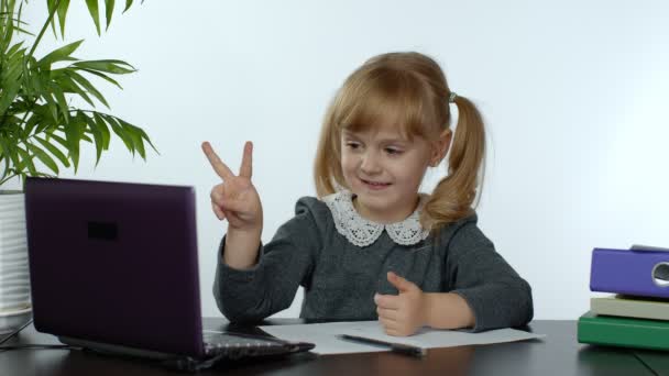 Online leren, afstandsonderwijs, les thuis. Meisje doet school programma online op de computer — Stockvideo