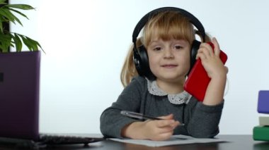 Okula dönüş, çevrimiçi öğrenme, uzaklık dersi, evde eğitim, liseli çocuklar için teknoloji