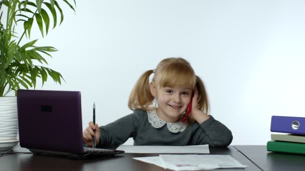 Drôle petit enfant fille patron manager émotionnellement parler sur téléphone mobile, assis à la table de l'ordinateur — Video