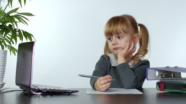 Kleutermeisje afstand online leren thuis. Kind studeren met behulp van digitale laptop computer — Stockvideo