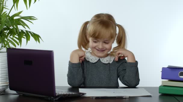 Zurück in die Schule, Online-Lernen für Kinder, Fernunterricht, Bildung zu Hause. Kind macht Hausaufgaben — Stockvideo