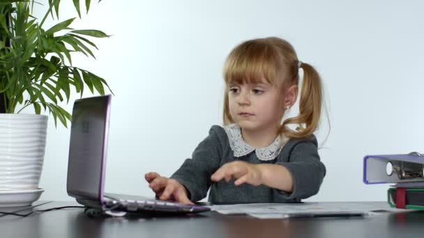 Zurück in die Schule, Online-Lernen für Kinder, Fernunterricht, Bildung zu Hause. Kind macht Hausaufgaben — Stockvideo