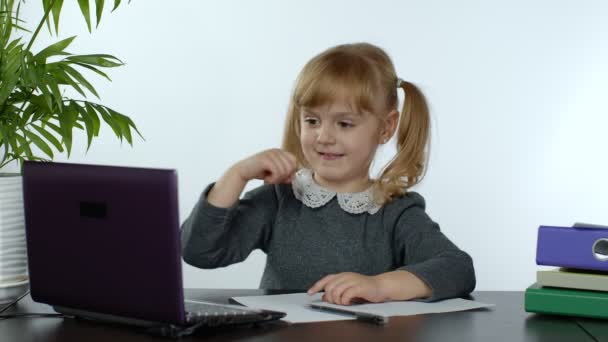 Preescolar niña distancia aprendizaje en línea en casa. Niño estudiando con computadora portátil digital — Vídeo de stock