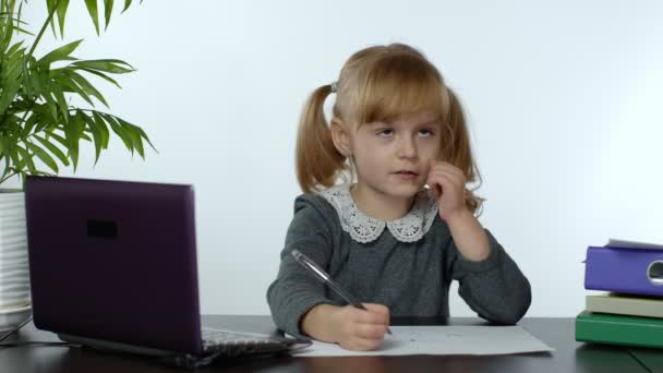 Enfant préscolaire fille distance apprentissage en ligne à la maison. Enfant étudiant à l'aide d'un ordinateur portable numérique — Video