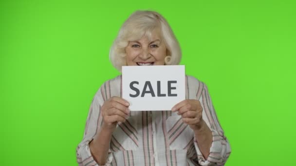 Anciano elegante abuela sonriendo y sosteniendo Venta palabra inscripción banner. Viernes Negro — Vídeo de stock