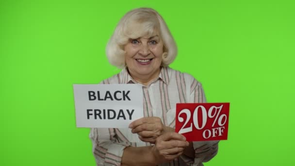 Äldre glad mormor visar Black Friday och 20 Procent Off rabatt reklam banners — Stockvideo