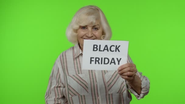 Senior mormor visar Black Friday och 20 Procent Off rabatt annonser — Stockvideo