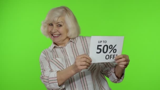 Senior γιαγιά δείχνει Πώληση 50% off banner διαφήμιση. Online αγορές. Μαύρη Παρασκευή — Αρχείο Βίντεο